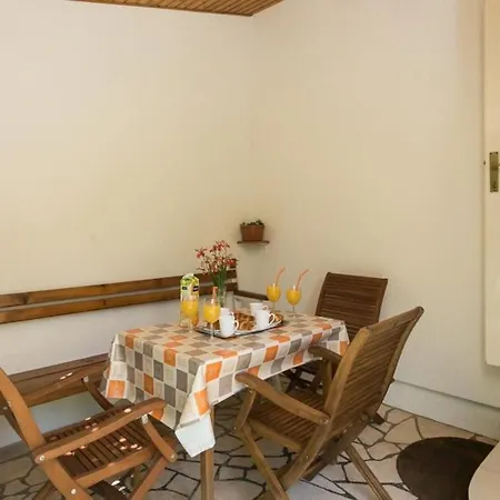 Domenica - Two Bedroom With Terrace And Garden View شقة