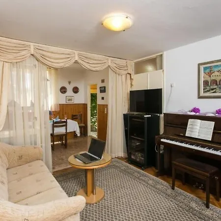 アパート Domenica - Two Bedroom With Terrace And Garden View
